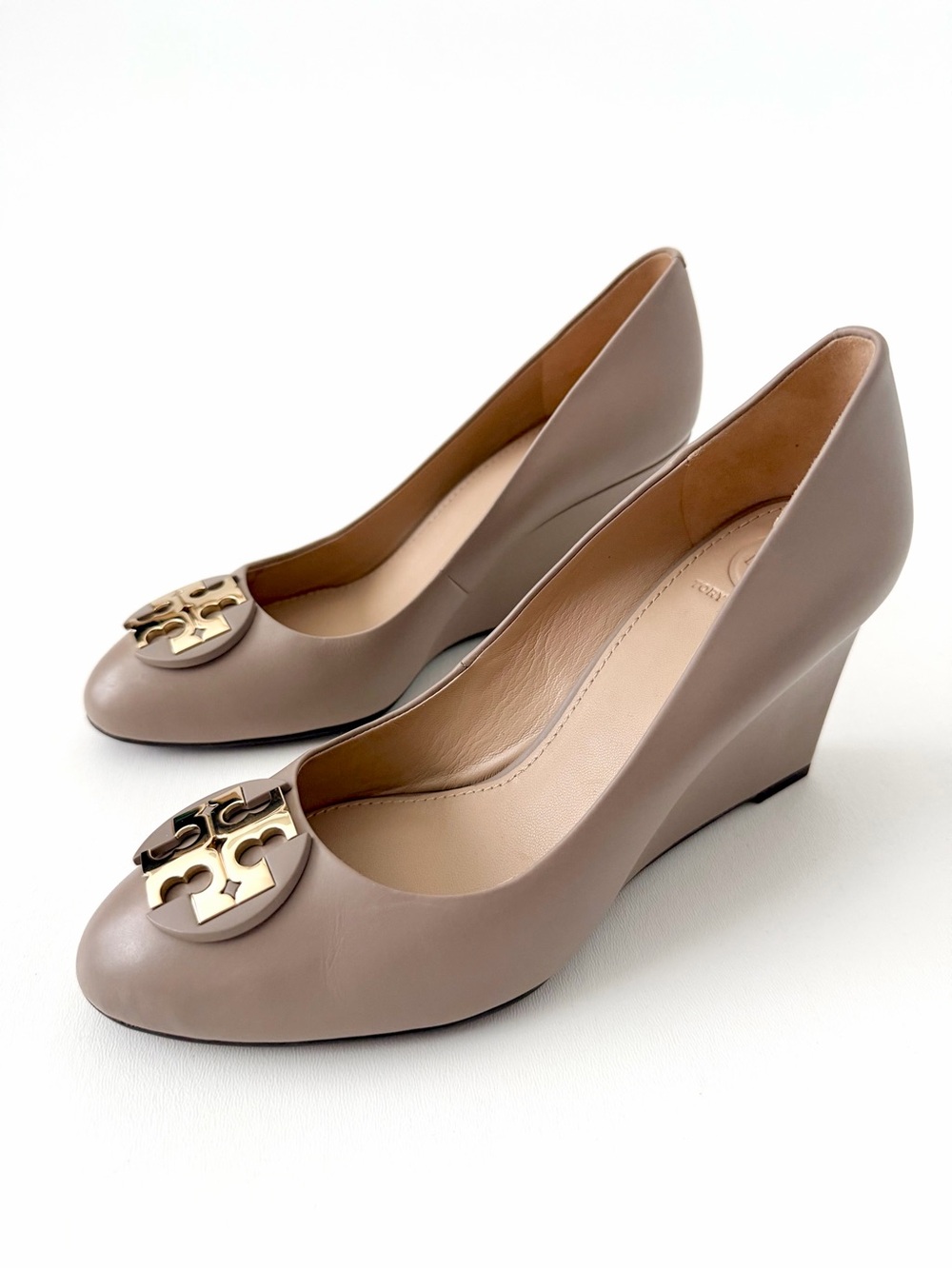 TORY BURCH | Luna Wedge Pumps French Gray Leather Logo Medallion Heels Size 7.5